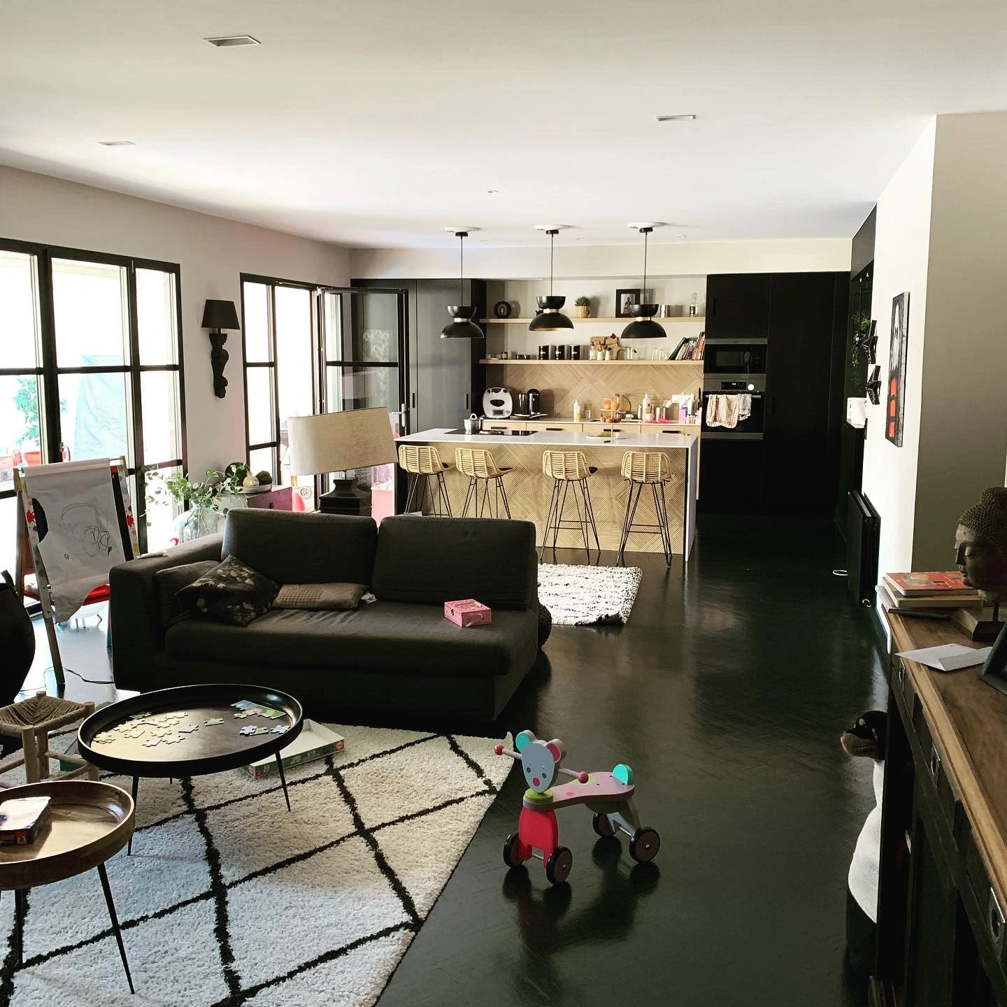 Même séjour avec parquet foncé rénové, meublé et chaleureux
