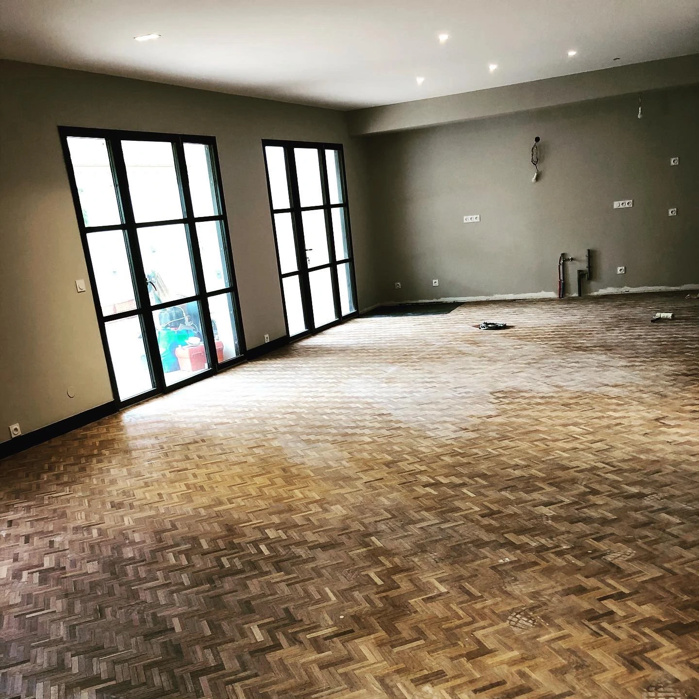 Grand séjour avec parquet ancien à refaire, avant rénovation
