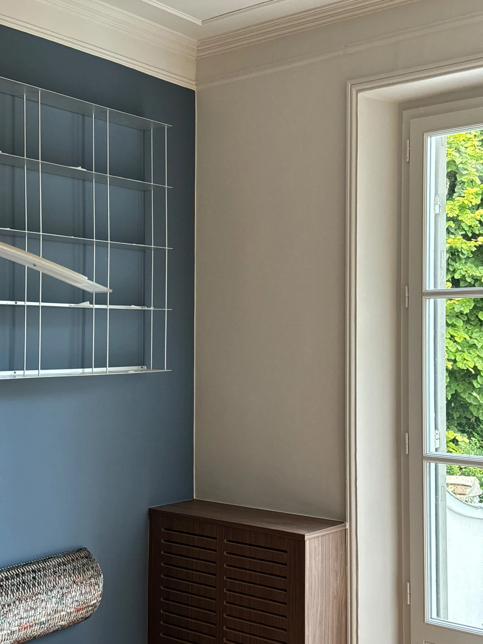 Même pièce finie, mur bleu marine avec étagères et rangement