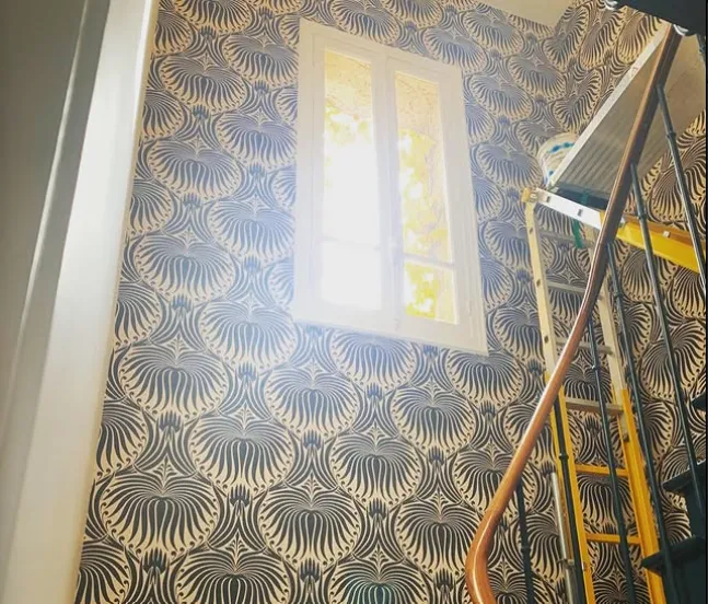 Mur habillé d'un papier peint à motif éventail bleu et blanc