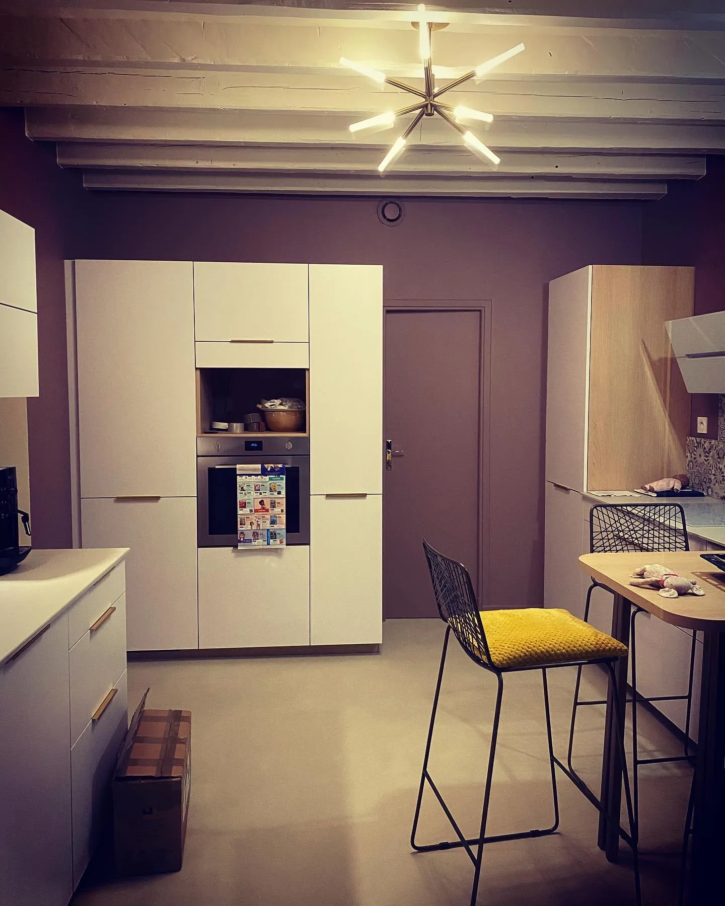 Cuisine entièrement rénovée avec façades blanches et bois clair